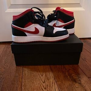 Kids unisex jordan 1. Size 5.5